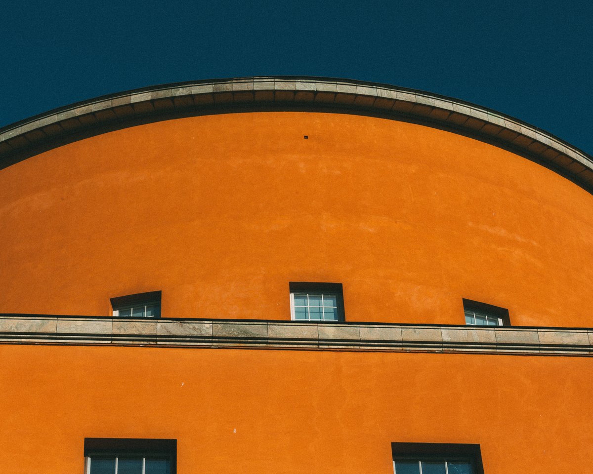 Närbild på toppen av Stadsbiblioteket i Stockholm.