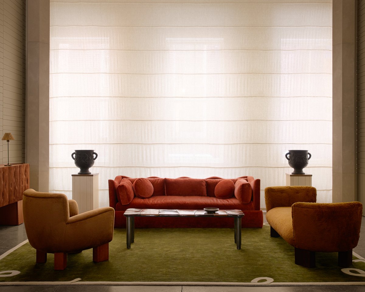 Loops Teppich in Green unter einem Holzcouchtisch in einem Wohnraum platziert, zeigt seinen tiefen, gedämpften Grünton und cremefarbene Schlingenmotive mit sanft geschnittenem Flor.