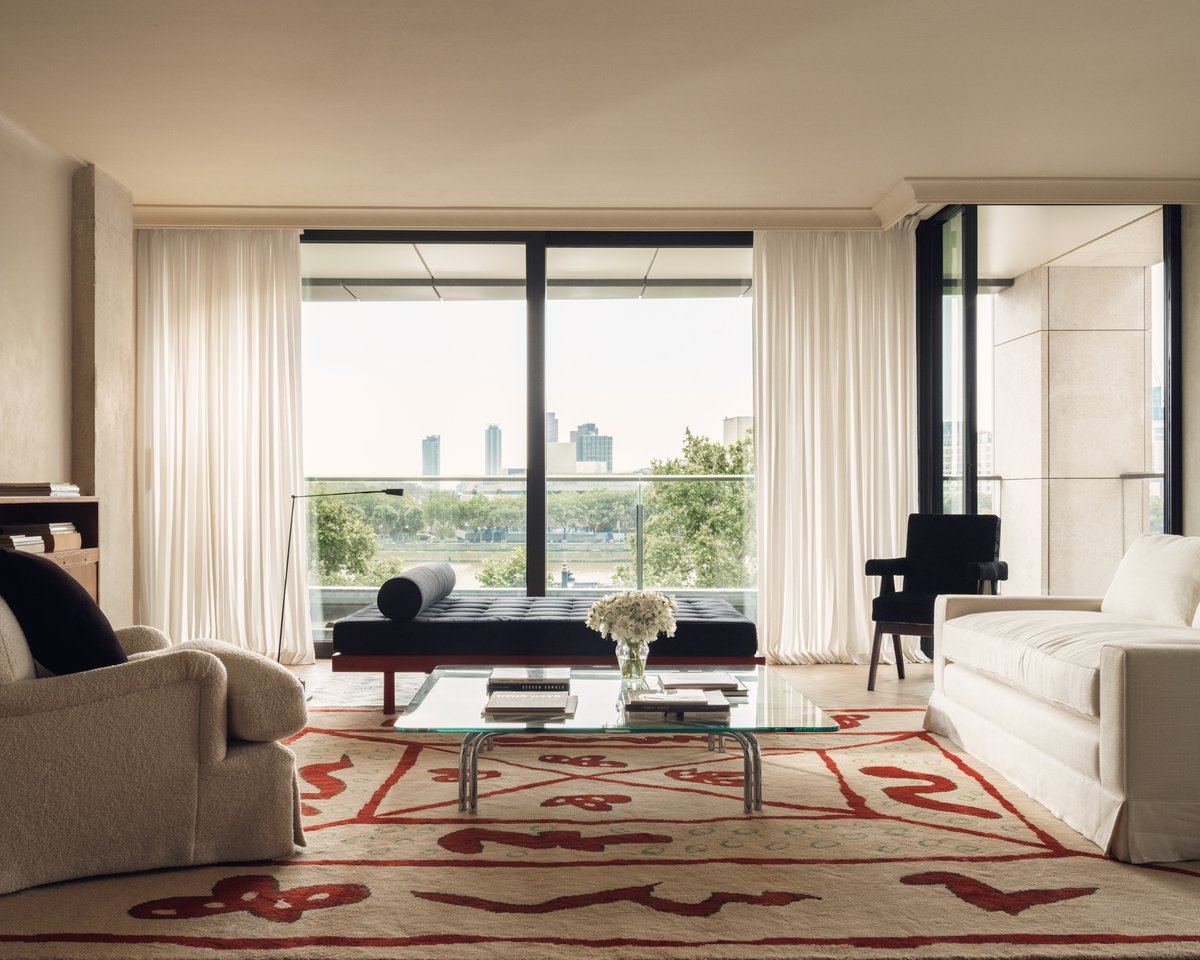 Walled Garden - Beige ullmatta visad i ett vardagsrum, med ett organiskt blommönster och mjuk, tät lugg.