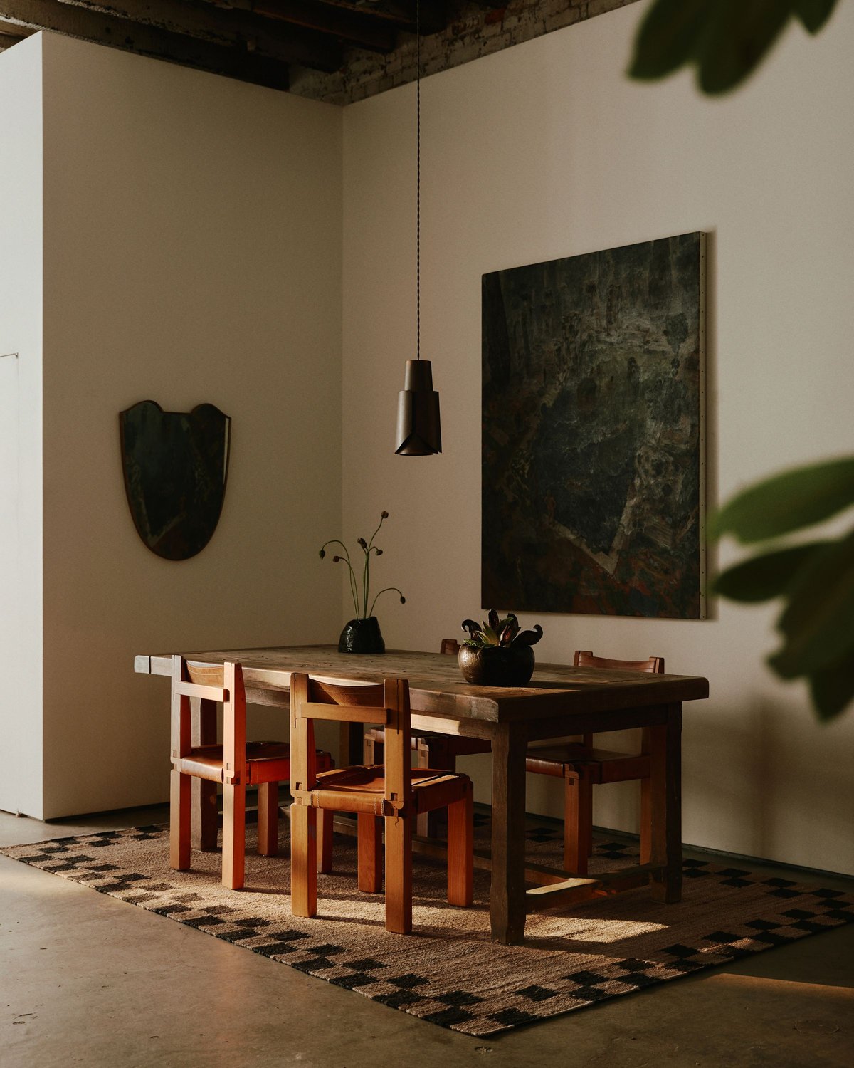 Jute Border-matta i Black placerad under ett matbord i trä med matchande stolar, som visar dess naturliga textur och tydliga svarta kantmönster.