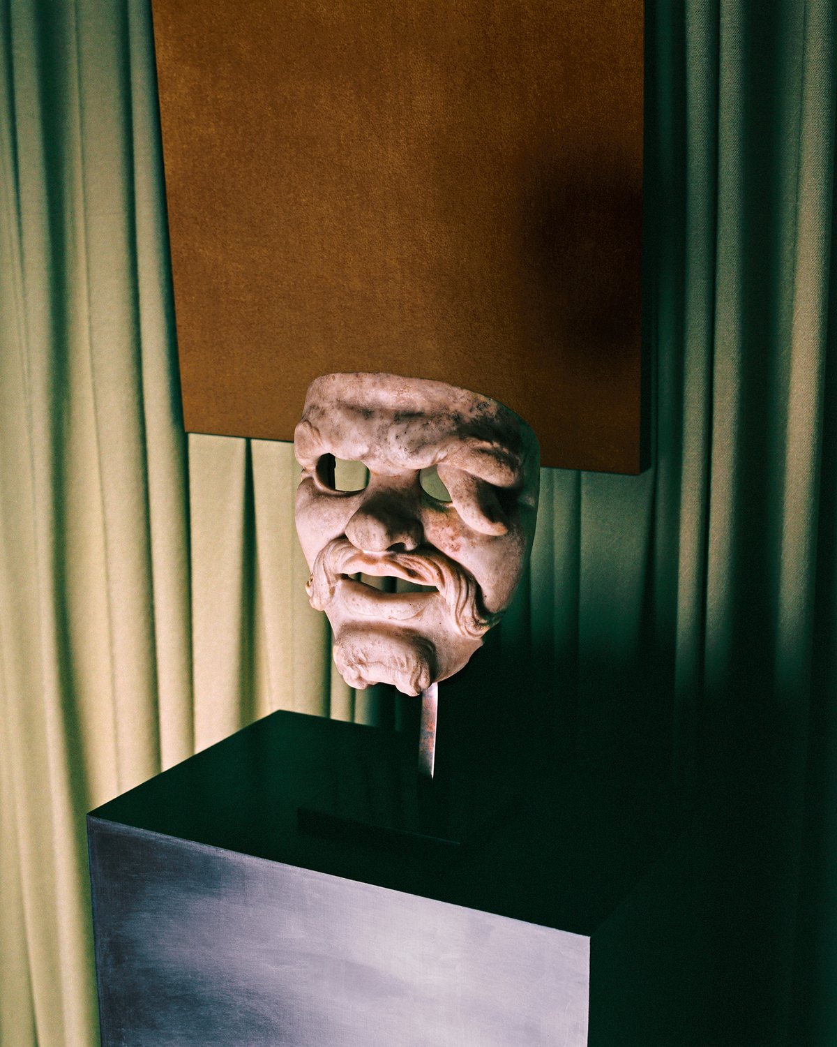 Le rideau The Grand en Pale Green et une peinture du tapis Grand en Leo, exposés derrière une statue en marbre à la Galerie Chenel à Paris.