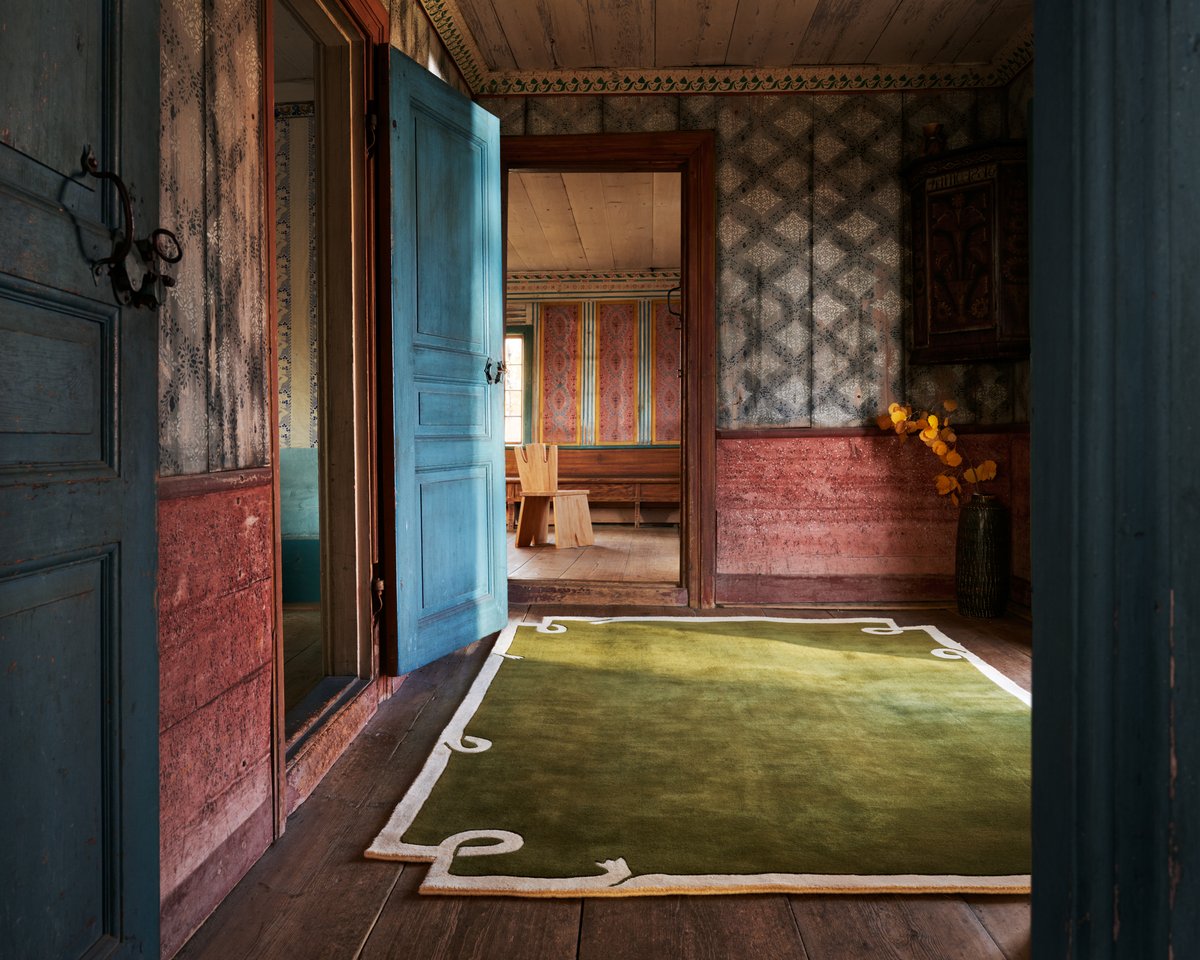 Plush wool rug Loops Green pictured in a beautiful, colorful heritage home in Hälsingland, Sweden.