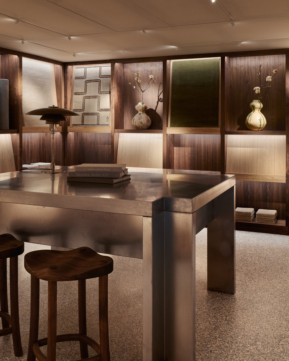 La salle d’échantillons dans le showroom Nordic Knots, avec des détails d’intérieur en bois et en métal.