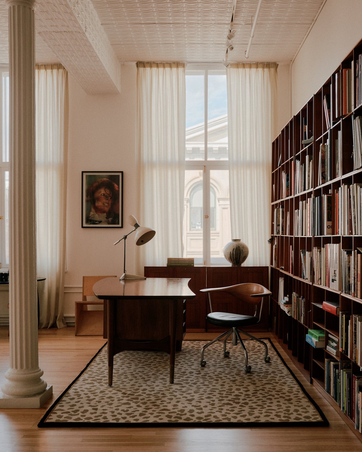 Tapis en laine moelleux Gild 03, photographié dans un bureau avec un bureau en bois et une bibliothèque.