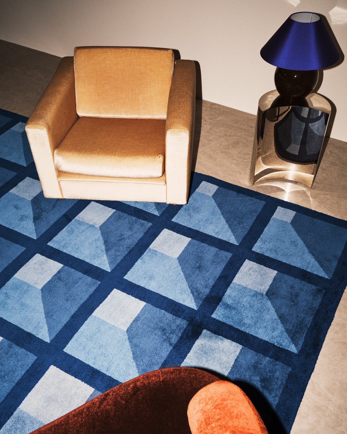 Närbild på den mjuka ullmattan Garden Maze i färgen Blue från Campbell Reys kollektion 2024.