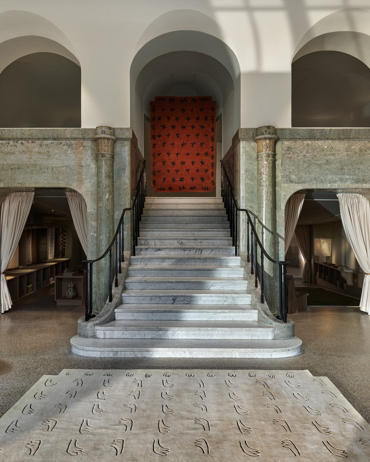 Showroom Nordic Knots à Stockholm, situé au Birger Jarlsgatan 58, photographié en mettant en valeur le bel escalier en marbre et les arches.