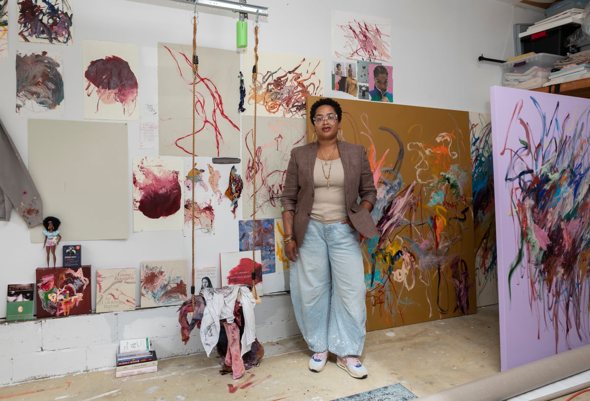 Foto av konstnären Nieves tillsammans med sitt verk.