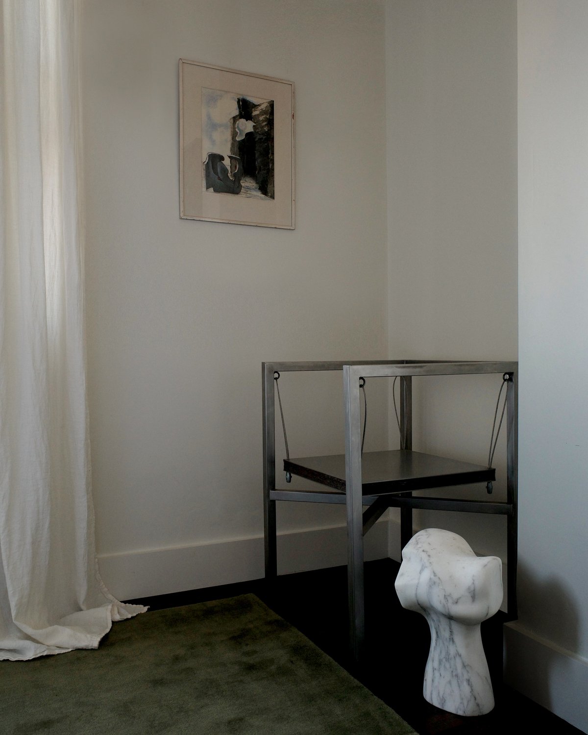 Flauschiger Wollteppich Grand – Moss, fotografiert im Monument Store mit künstlerischen Inneneinrichtungsdetails.