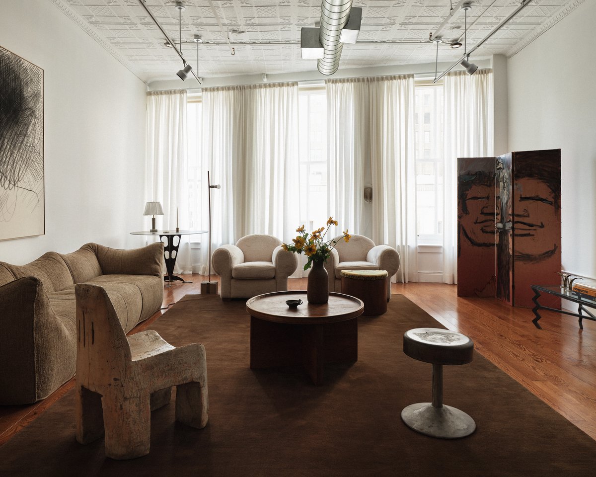 Tapis en laine moelleux Grand en Walnut, photographié dans un salon lumineux avec de grandes fenêtres et une décoration intérieure aux tons doux à Soho, New York.