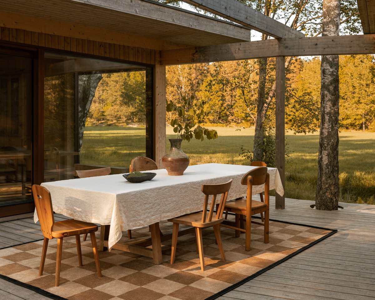 Terra 01 – Tobacco sets a warm, graphic foundation for open-air dining. Its checkered design in earthy tones pairs beautifully with natural wood furniture and the golden light of the surrounding landscape.