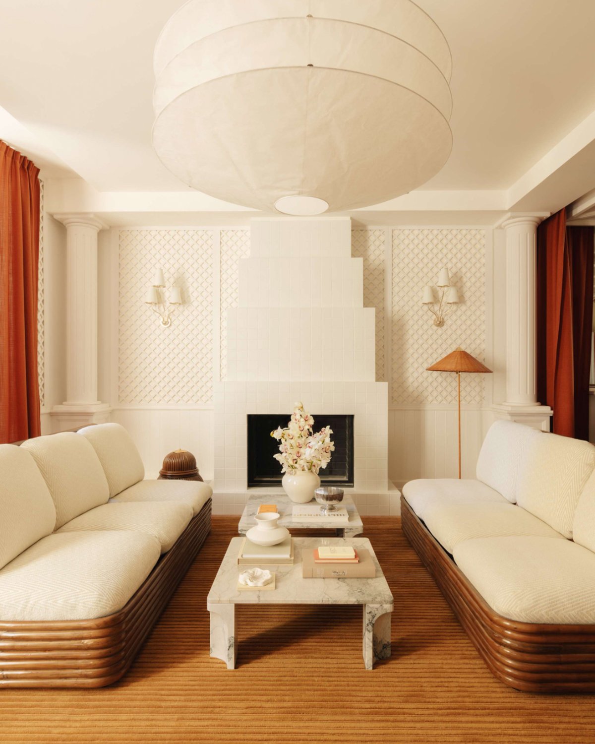 Flauschiger Wollteppich Park 02 in Camel, abgebildet in einem künstlerischen Wohnzimmer mit großem weißen Kamin und hellen Einrichtungselementen.