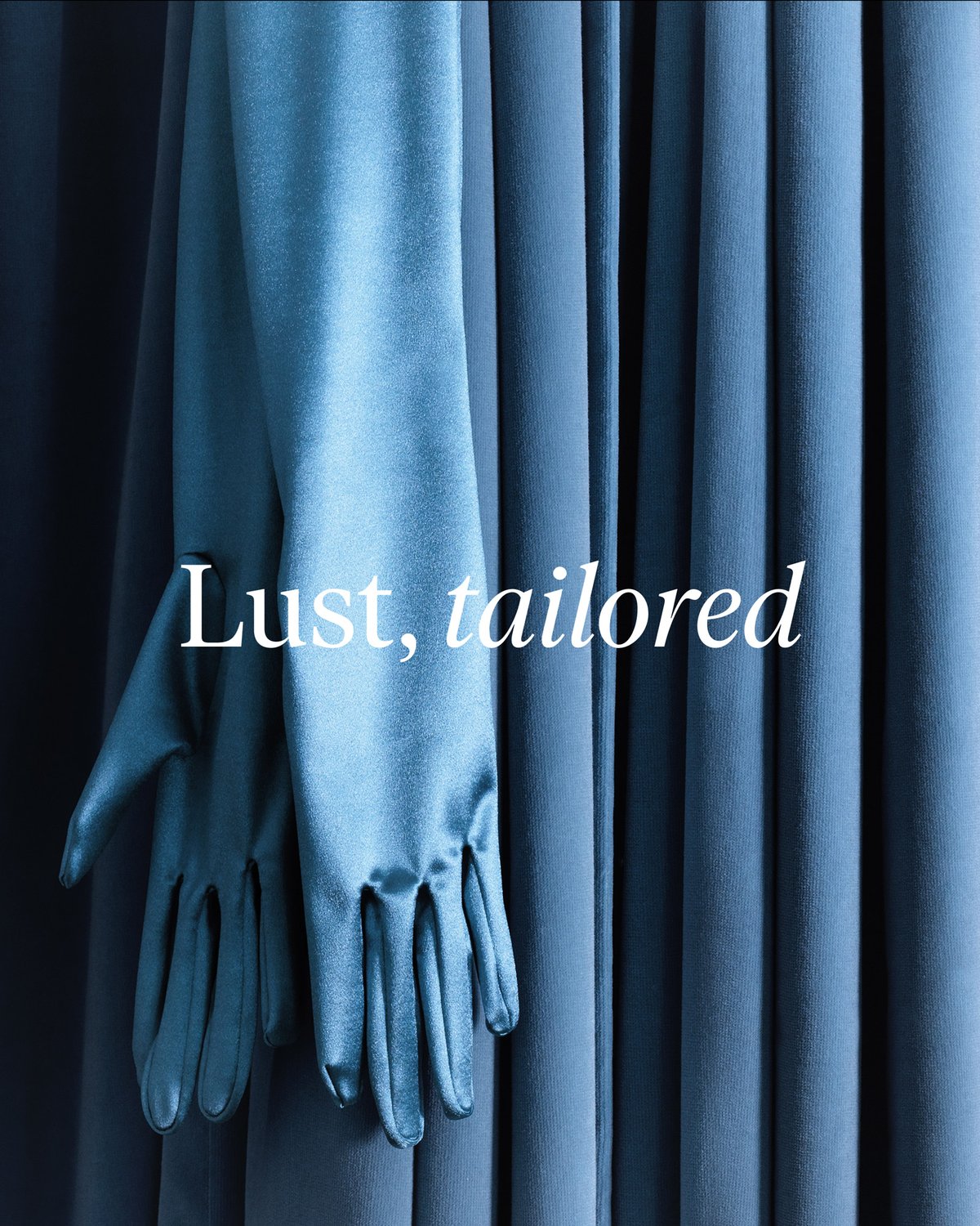 Les rideaux The Velvet en Smoke Blue, mis en scène avec des gants satinés assortis, avec le texte « Lust, tailored » en surimpression.