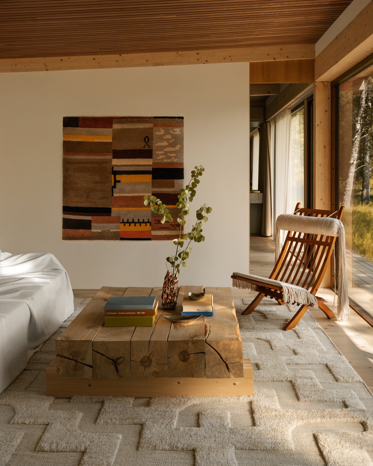 Boho in der Farbe Cream Mix in einem rustikalen Wohnzimmer, umgeben von Natur.