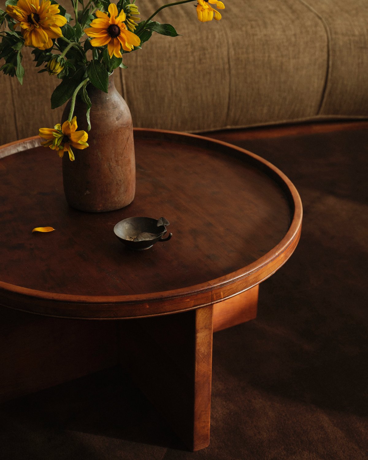 Tapis en laine moelleuse Grand Walnut présenté à côté d’un canapé et d’une table en bois avec des tournesols dans un vase, dans un appartement à SoHo, New York.