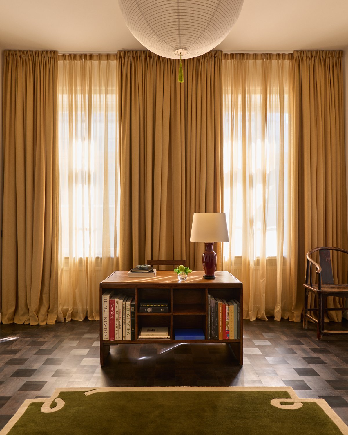 Flauschiger Wollteppich Loops Green, fotografiert im Büro der Nordic Knots-Gründer Liza und Fabian in ihrer Wohnung in Stockholm.