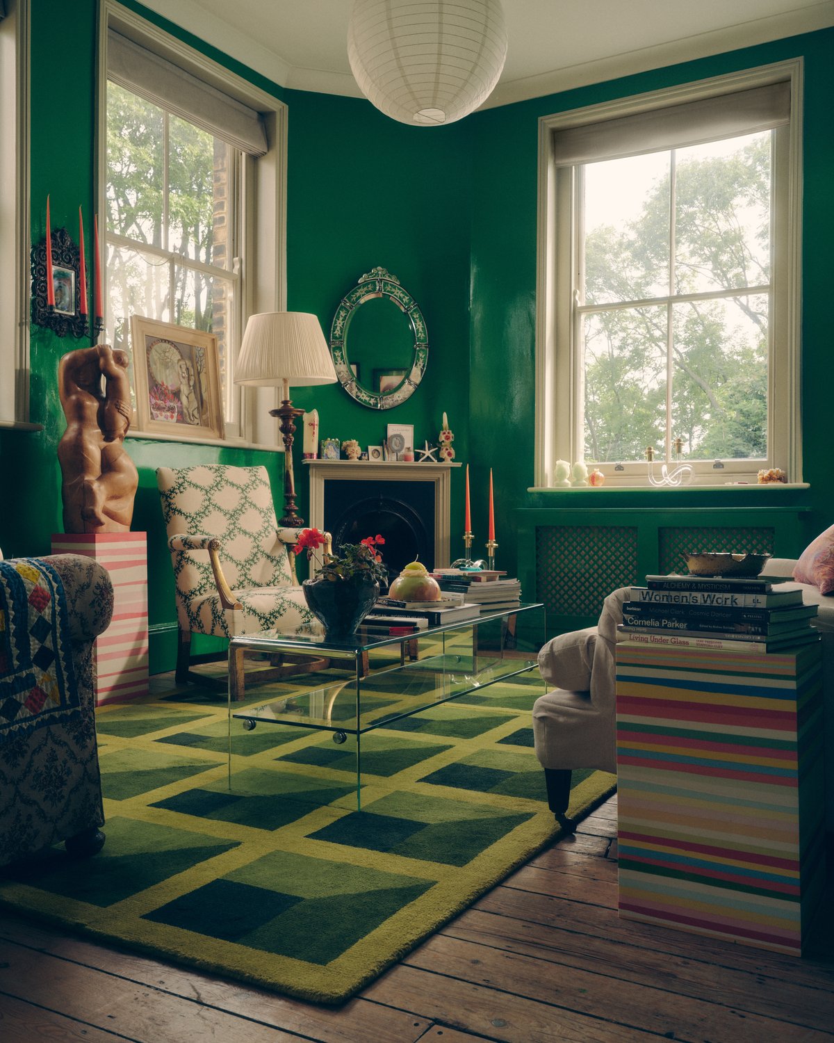 Mattan Garden Maze i Grön, fotograferad i ett maximalistiskt vardagsrum med gröna väggar och lekfulla inredningsdetaljer.