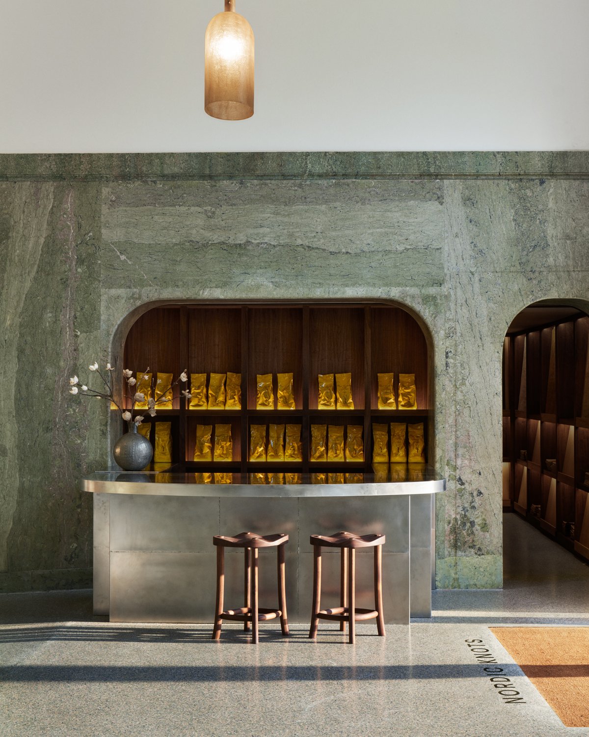 Showroom Nordic Knots sur Birger Jarlsgatan, présentant le bar à café avec de magnifiques murs en marbre vert.