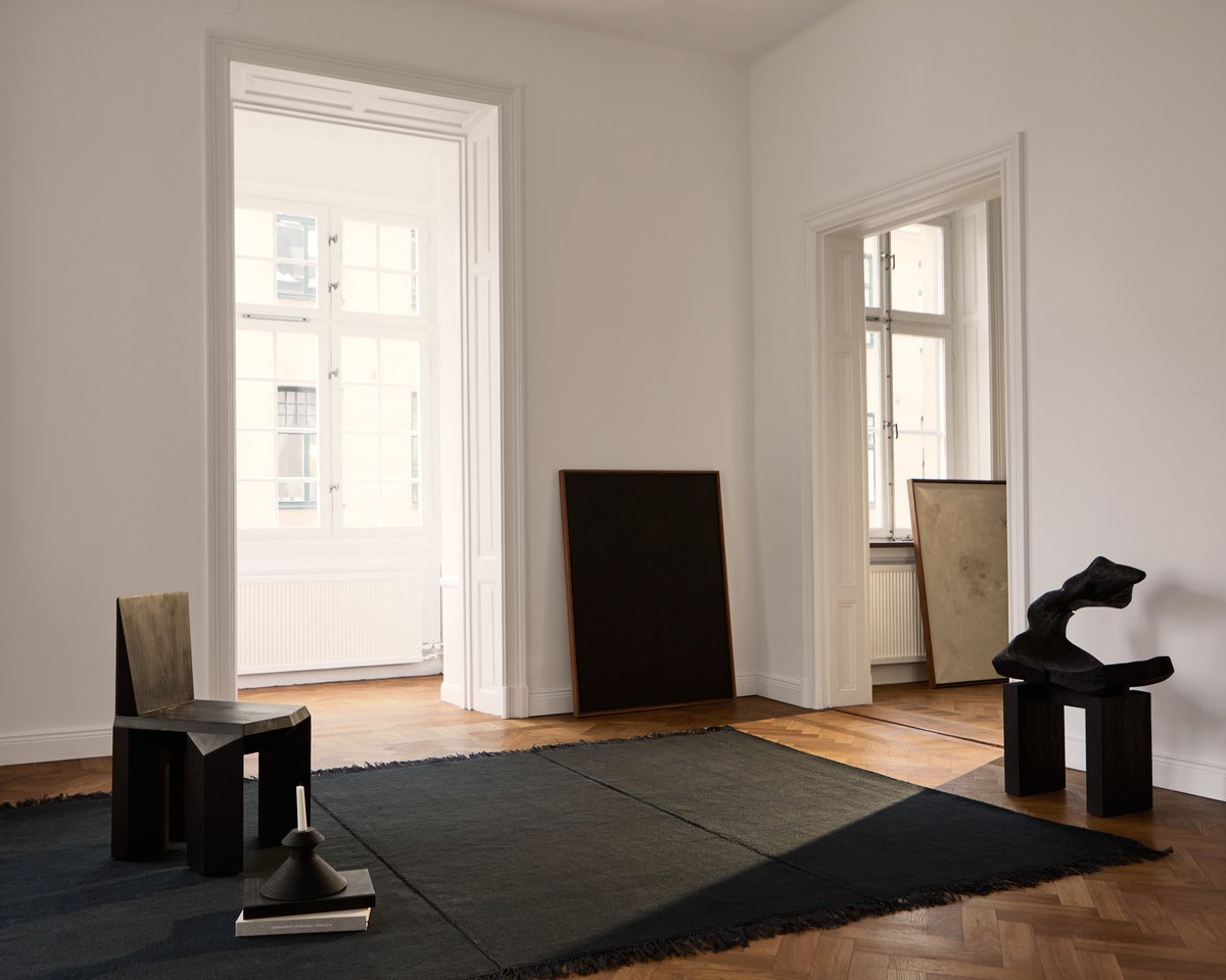 Artisan – Almost Black bringt eine markante, taktile Präsenz in dieses minimalistische Ambiente. Handgewebt mit offenen Kanten und tonaler Tiefe verankert er skulpturale Möbel und sanftes, natürliches Licht mit stiller Intensität.