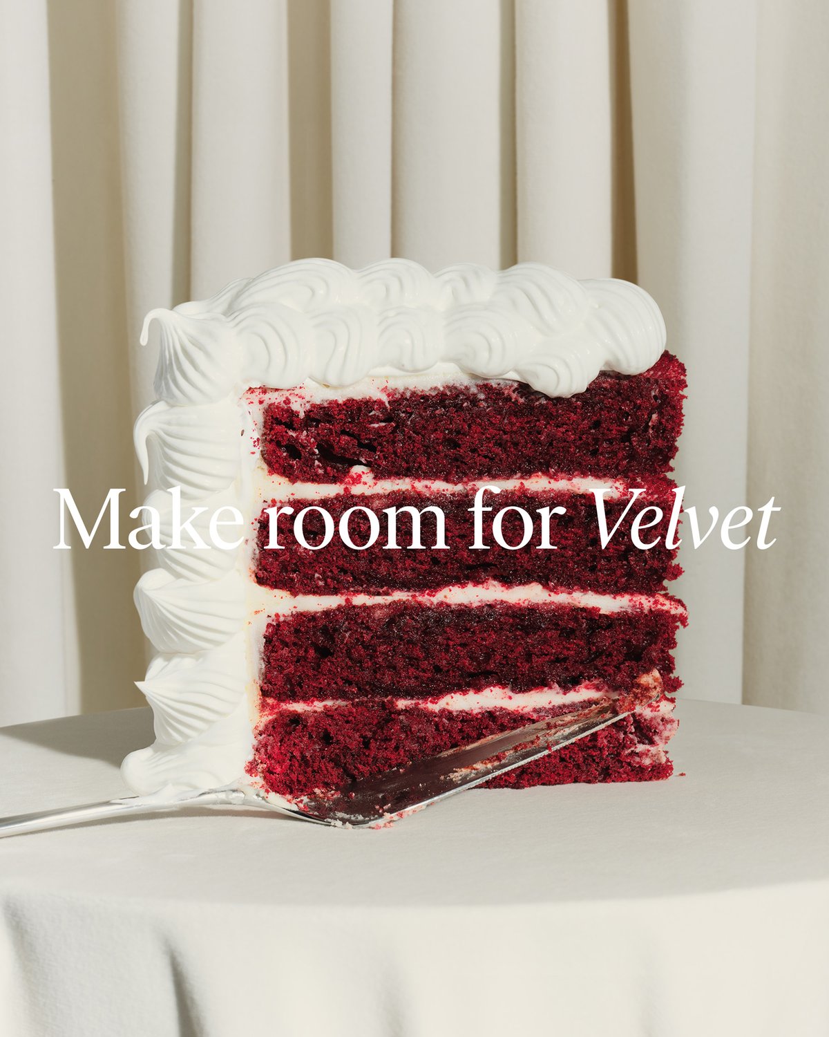 Gros plan d’une part de gâteau red velvet sur une assiette, avec le texte « Make room for Velvet » en surimpression.