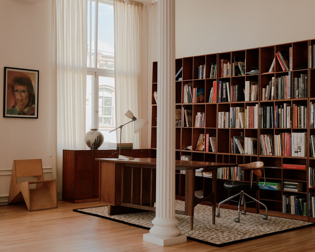 Tapis en laine moelleux Gild 03 présenté dans un bureau avec un bureau en bois et une étagère.