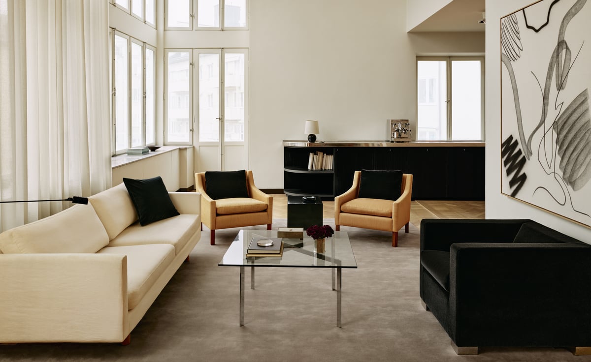 Grand – Warm Gray lays a soft, grounding foundation in this bright and structured living space. Its velvety texture balances the contrast of cream, ochre, and black furnishings, tying together bold silhouettes with quiet sophistication.