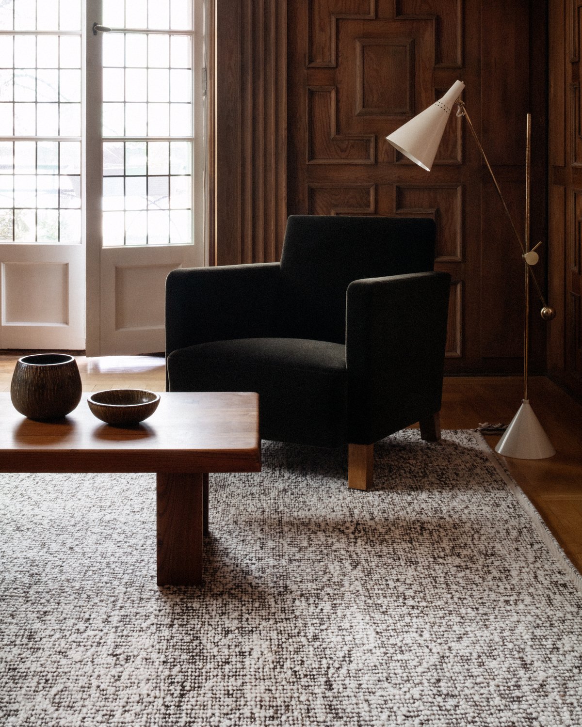 Bouclé i brunt, stajlad med trädetaljer i skandinavisk stil.