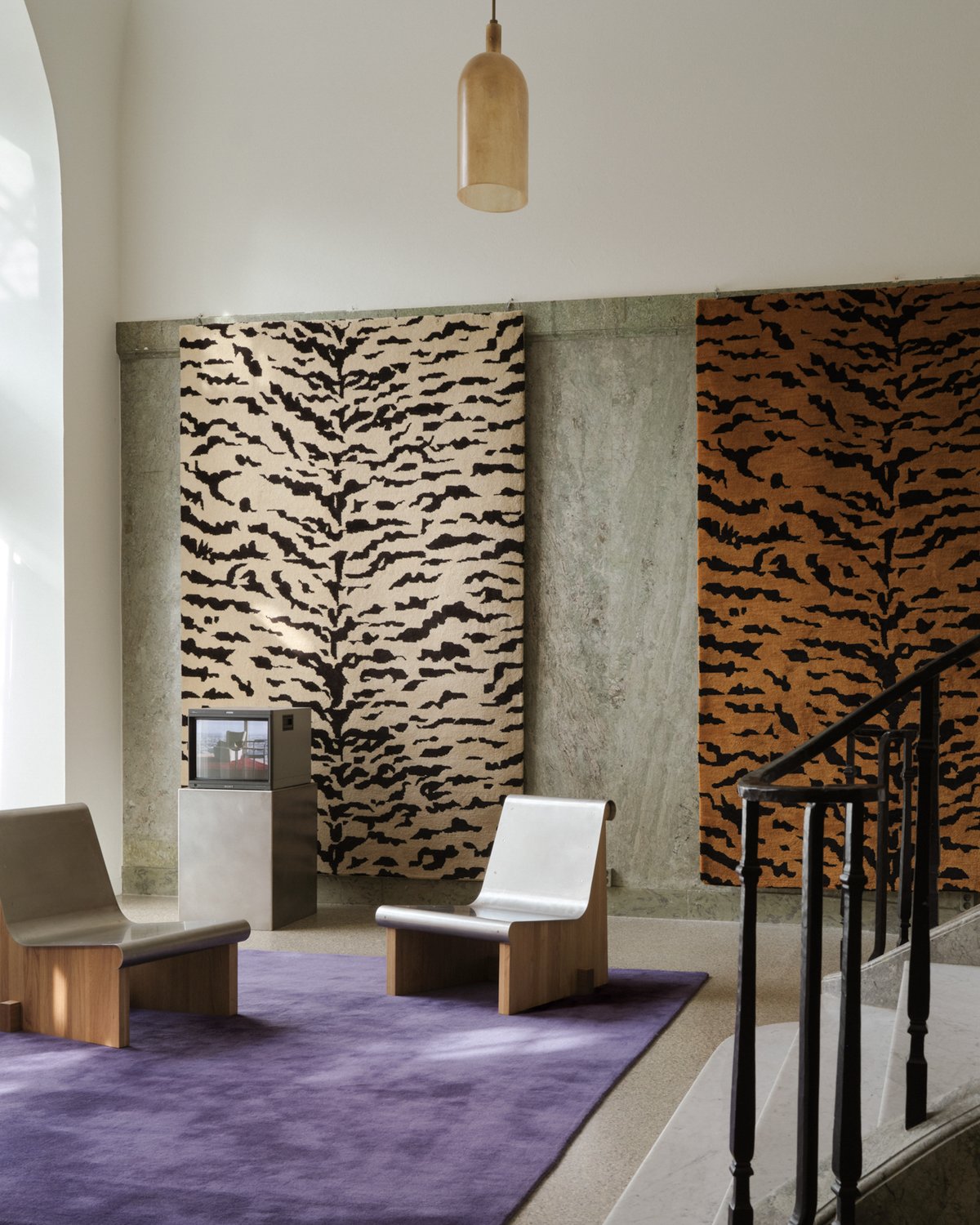 Das Flagship-Store von Nordic Knots in Stockholm abgebildet mit den flauschigen Wollteppichen Grand in den Farben Lilac und Tigris.