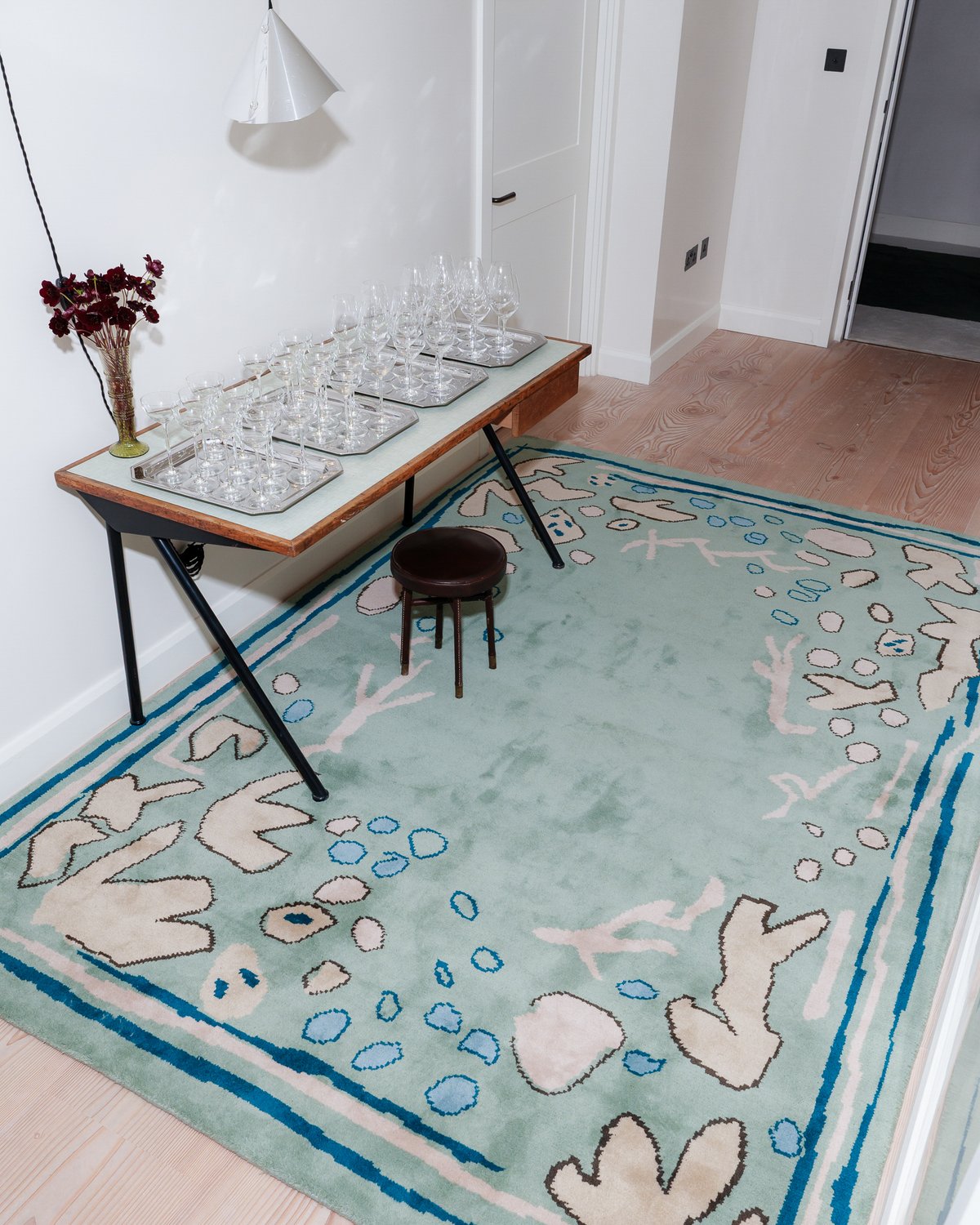 Vue intérieure de l’événement de lancement Eagle + Hodges à Londres, avec le tapis Giverny – Green.