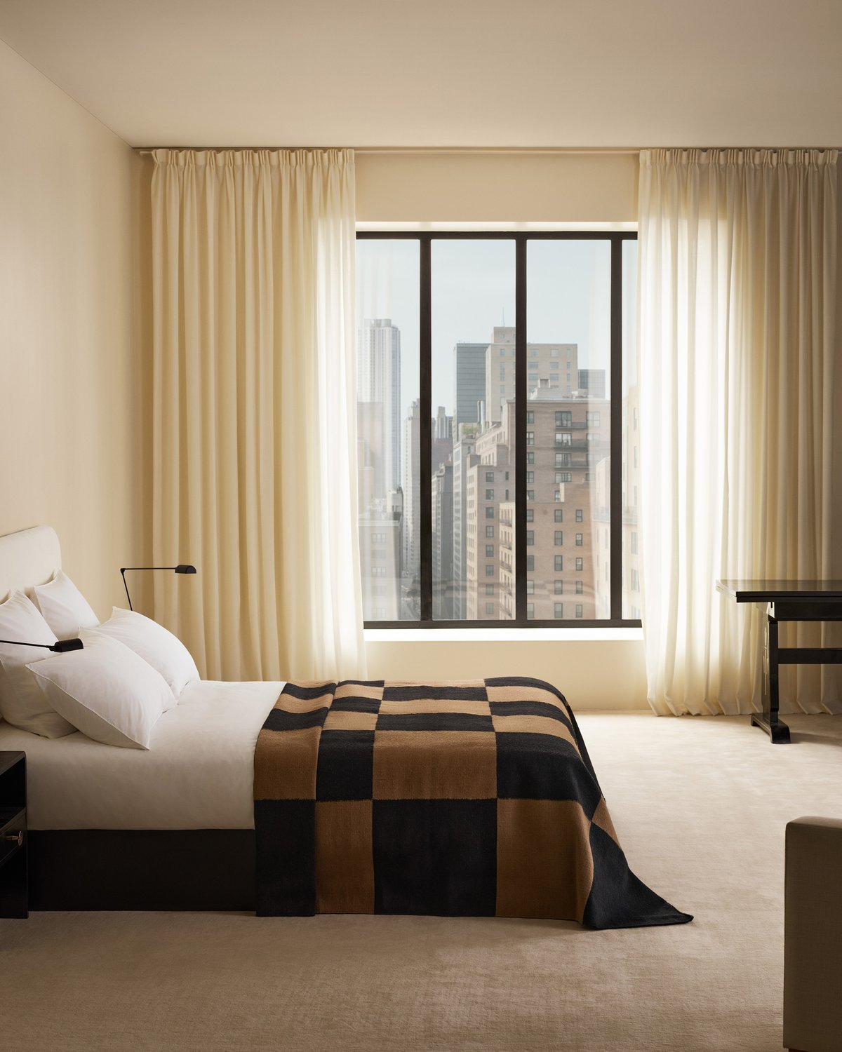 Chambre élégante avec du linge de lit Crisp White et la tête de lit Signature en Warm White, décorée avec le couvre-lit Square Kelim en Tobacco pour un contraste graphique audacieux.