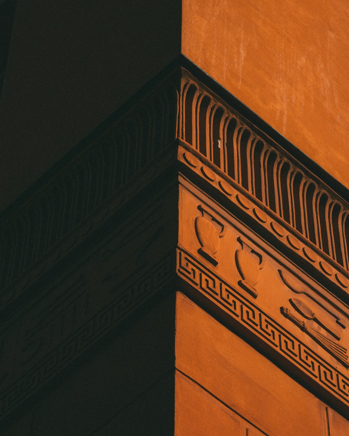 Närbild av ett hörn av Stadsbiblioteket i Stockholm.