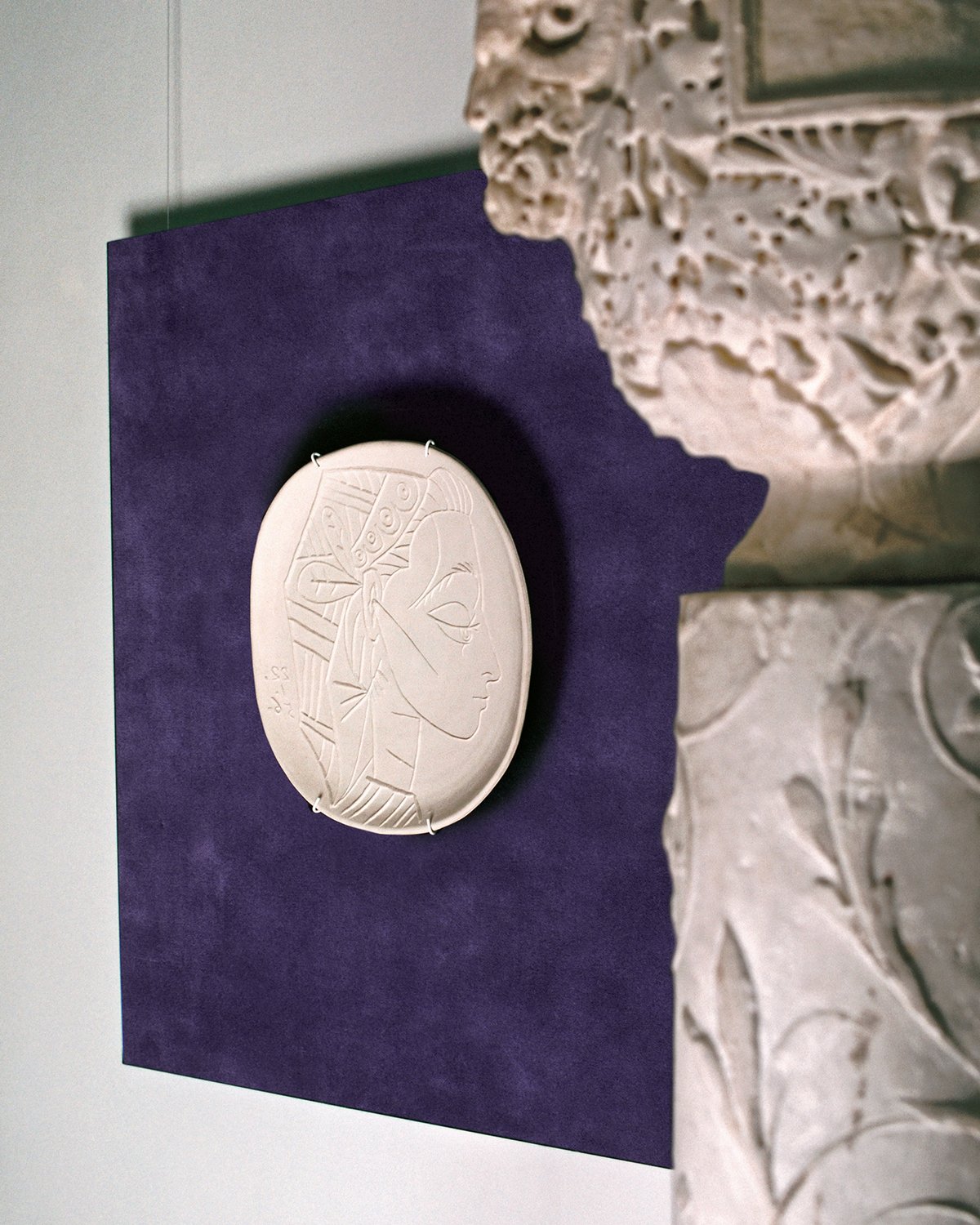 Une peinture du tapis Grand en coloris Lilac présentée aux côtés d’œuvres en céramique et d’un haut piédestal à la Galerie Chenel à Paris.