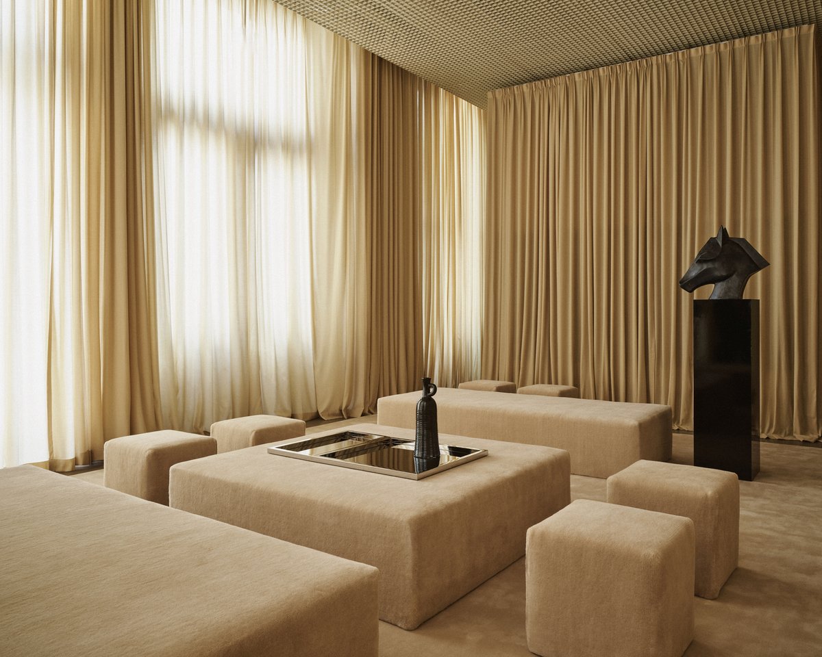 An image displaying the immersive exhibition "Grand Volumes" created by Alexander May in New York, featuring Nordic Knots' rug Grand in the shade Butter.