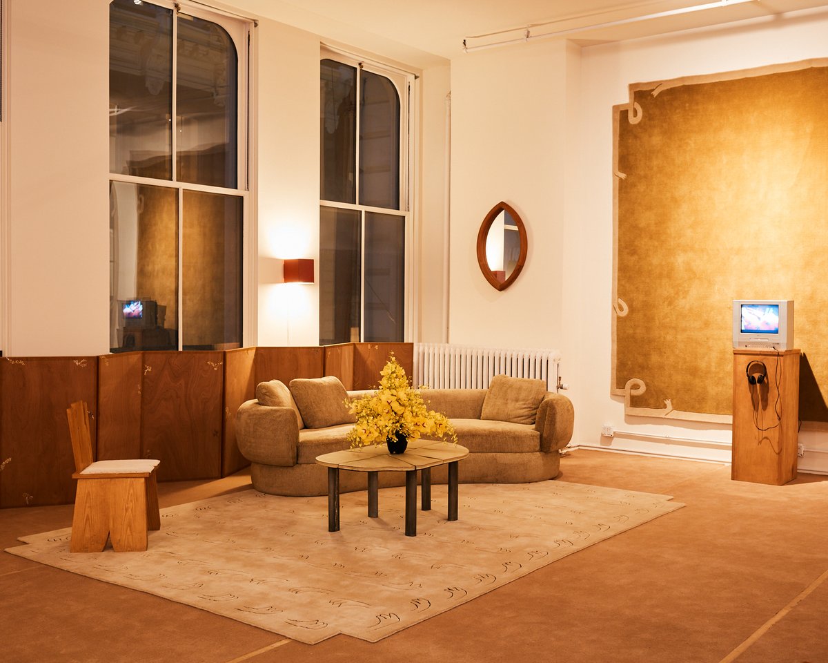 Ein Bild der weichen Wollteppiche All Hands in Beige und Loops in Yellow, ausgestellt beim Event von Giancarlo Valle und Nordic Knots in New York.