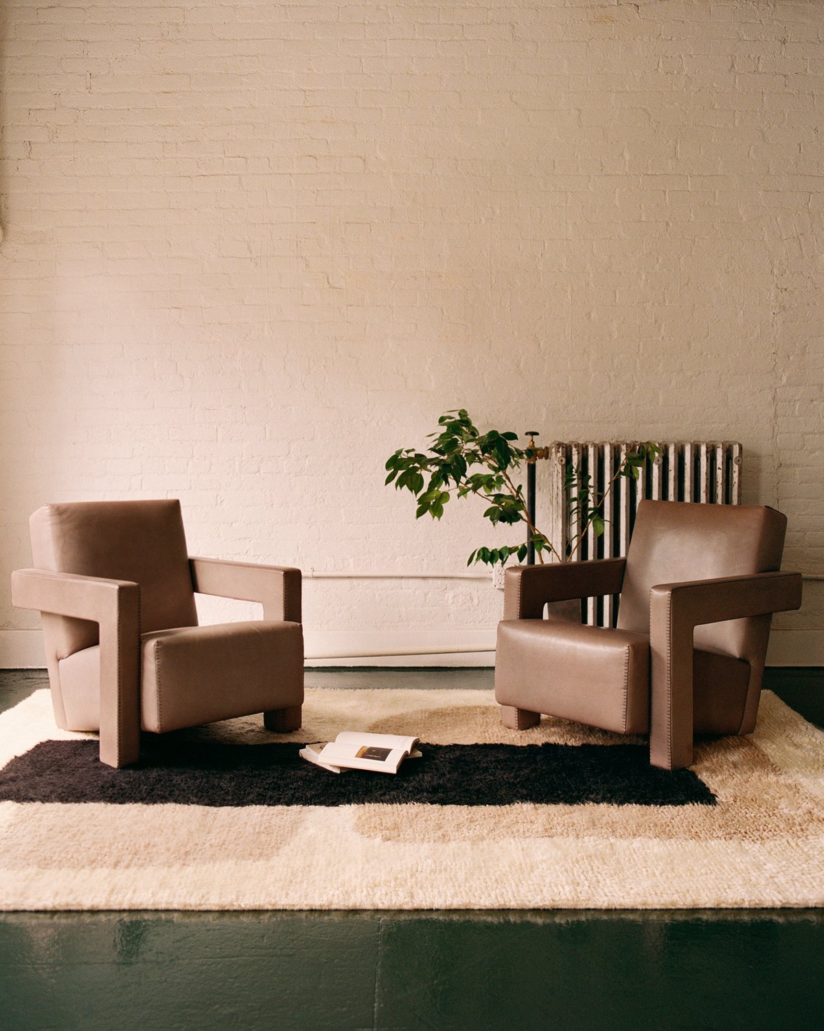 Monolith 01 liegt in einem Loft in Brooklyn und ist mit zwei Vintage-Sesseln gestylt.