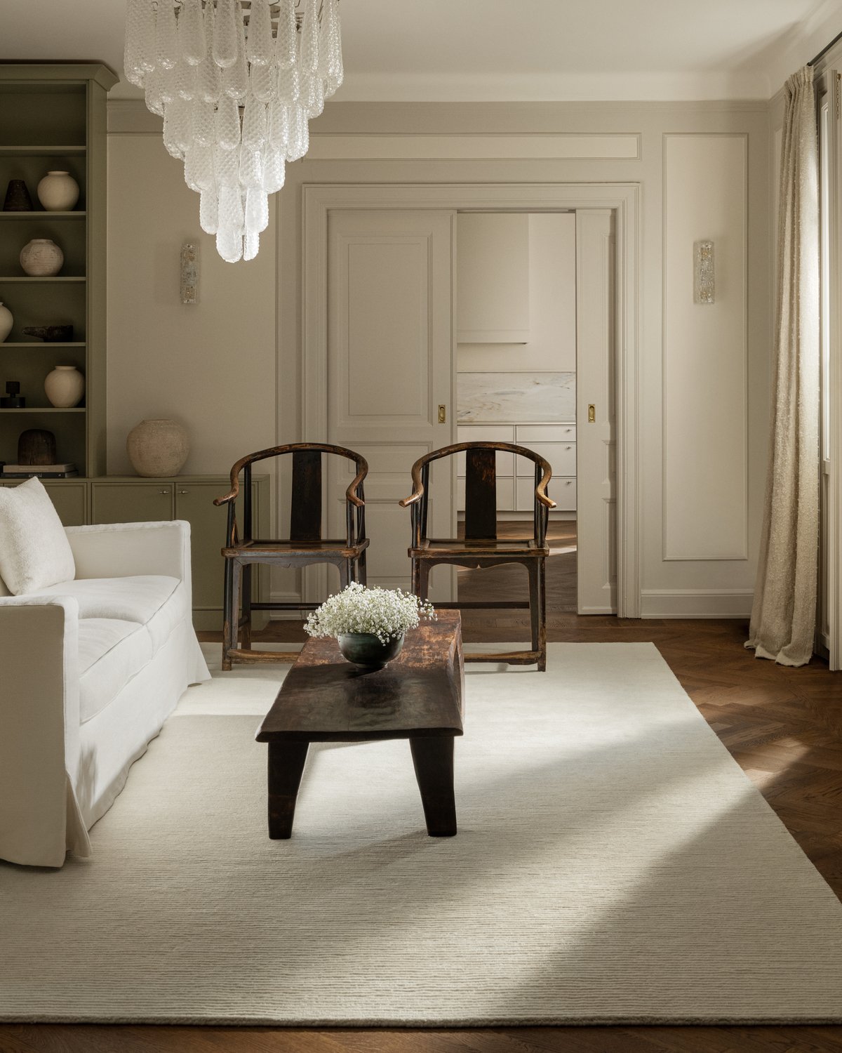 Park-Teppich in der Farbe Dusty White ausgestellt in einer sonnigen Jahrhundertwende-Wohnung. Gestylt mit Vintage-Möbeln und Keramiken.