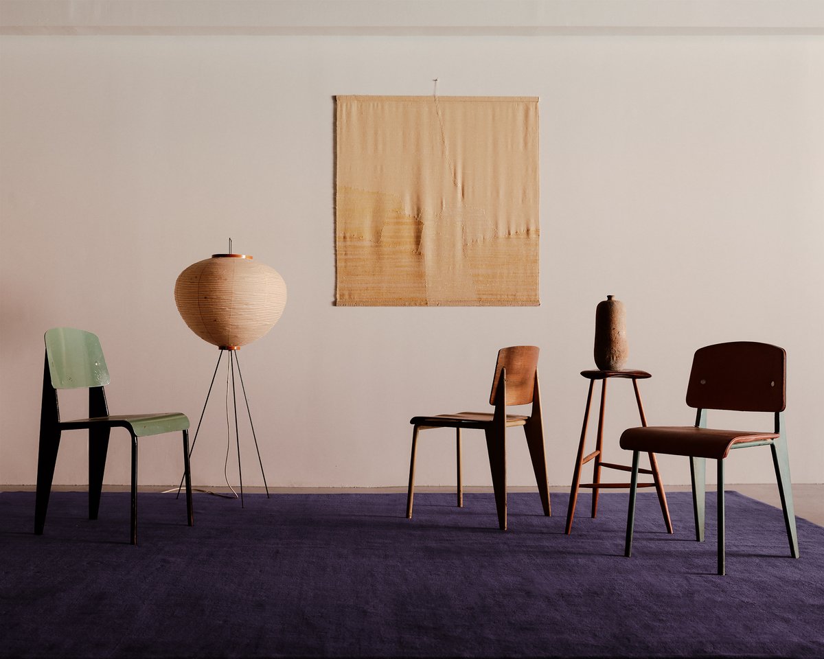 Tapis en laine moelleux Grand en coloris Lilac photographié avec des chaises et une tapisserie murale beige.