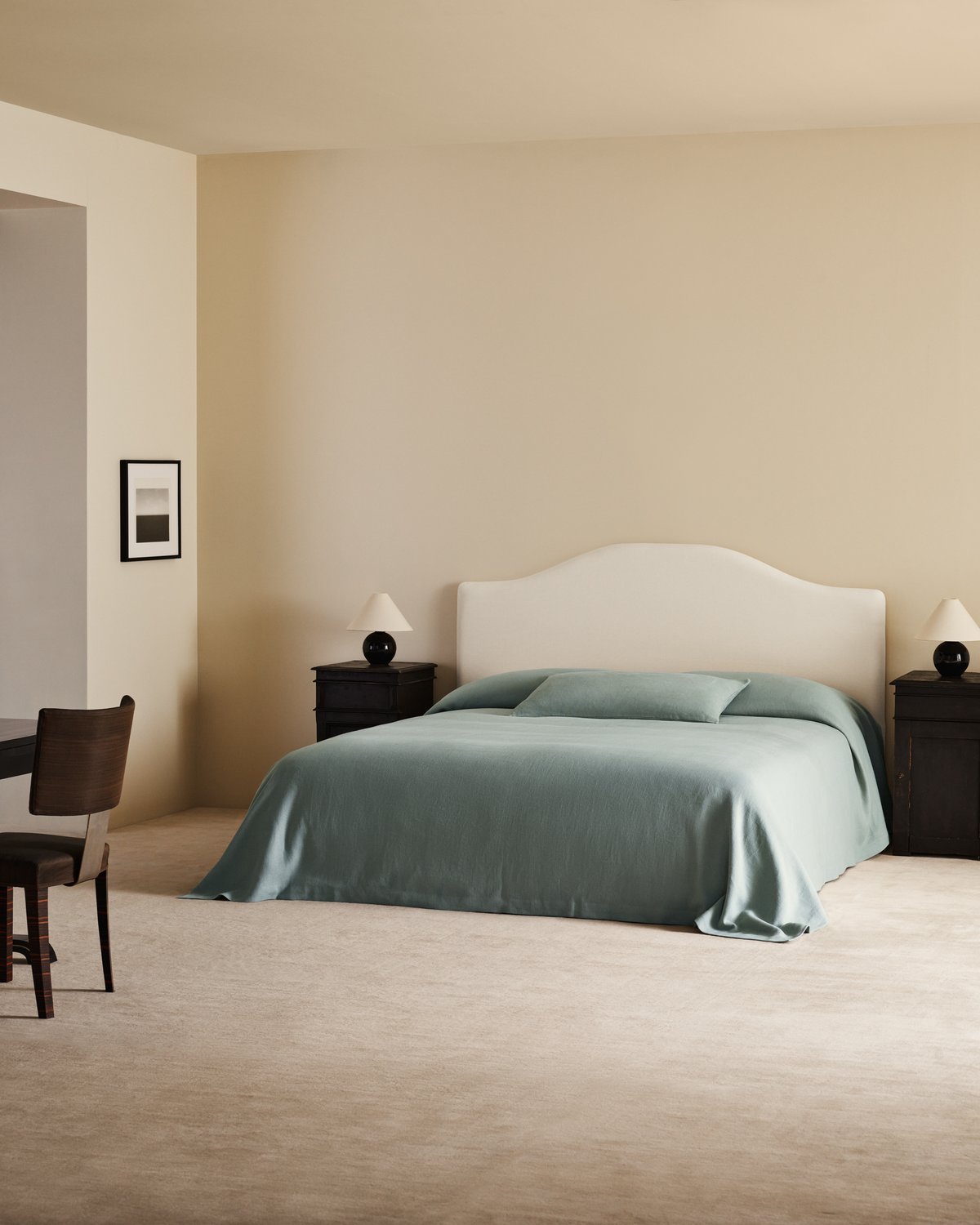 Ein ruhiges Schlafzimmer mit dem Crown-Kopfteil in Warm White und der Studio Linen-Tagesdecke in Lagoon, das eine sanfte und harmonische Stimmung schafft.