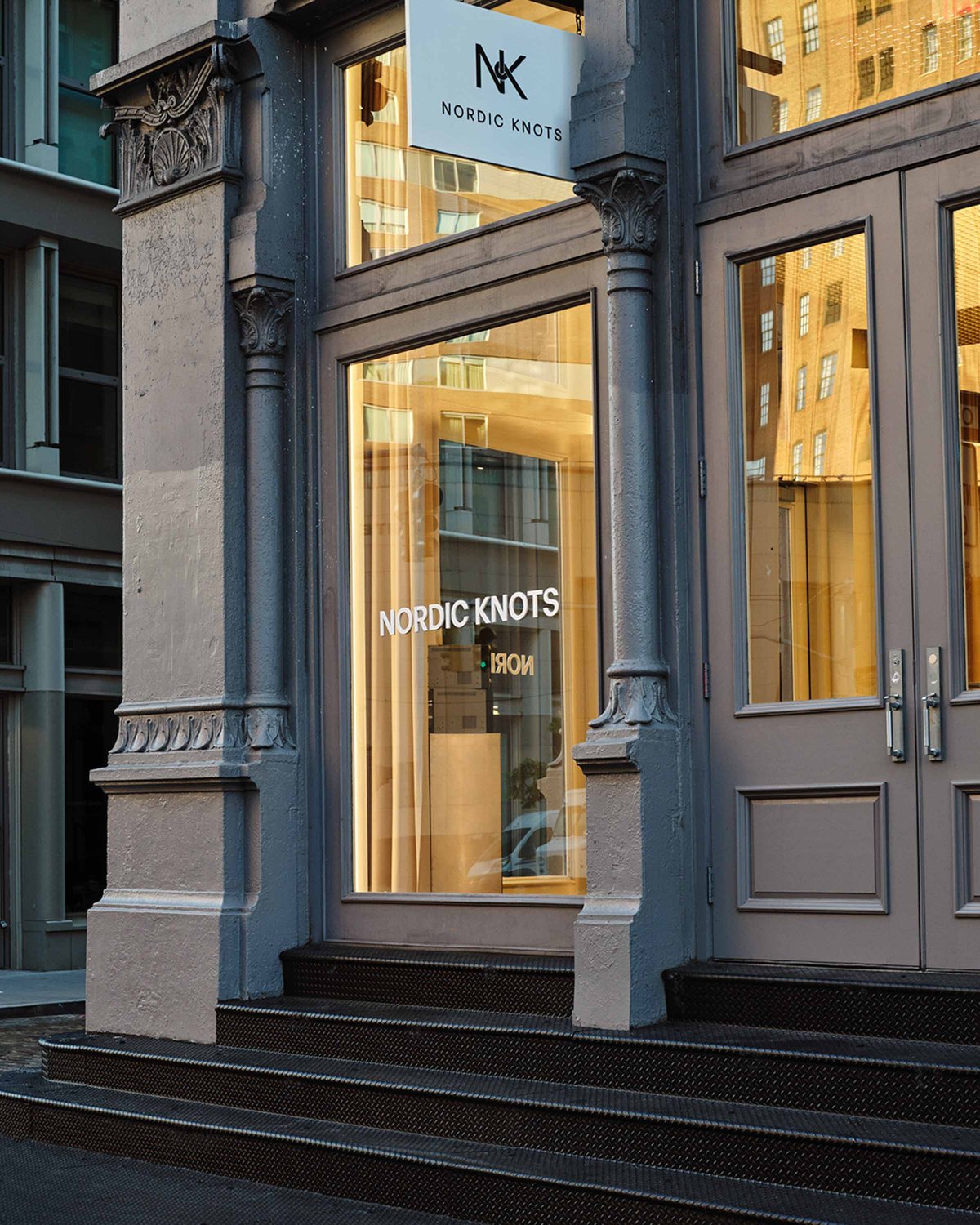 Das Nordic Knots Flagship-Geschäft in New York, von der Straße aus fotografiert.