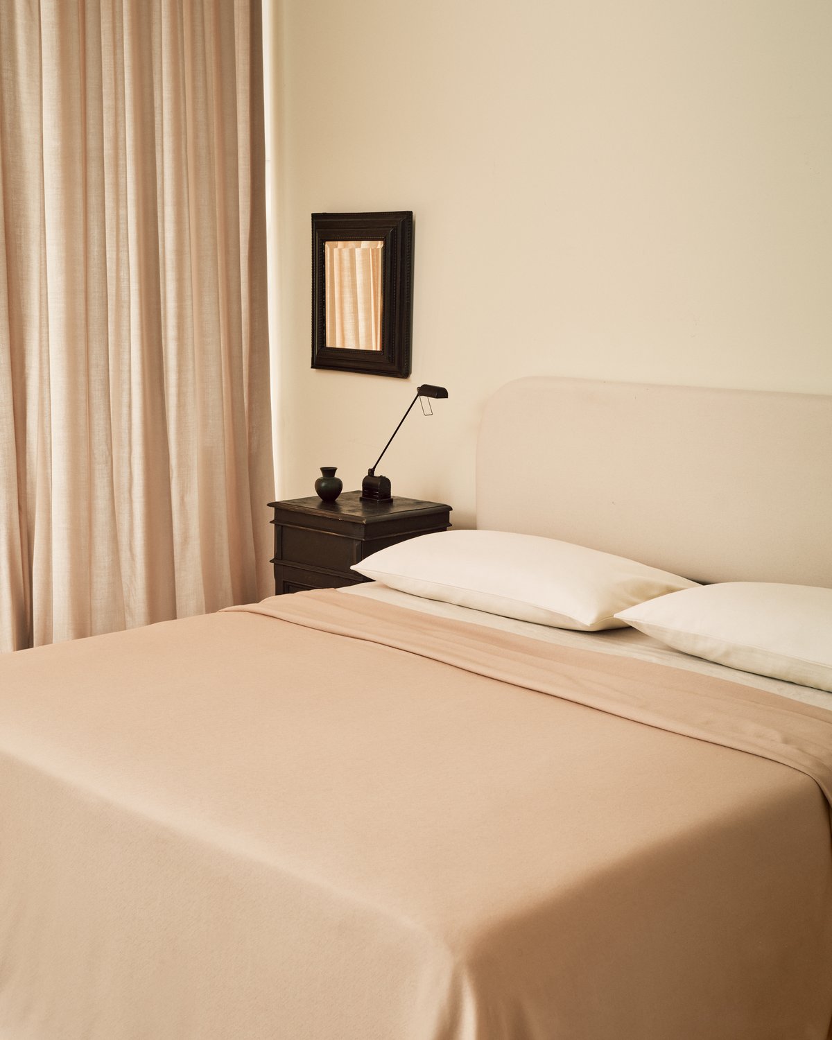 Die Grand-Vorhänge in Old Rose, abgebildet in einem Schlafzimmer mit passenden Bettlaken in Stockholm, Schweden.