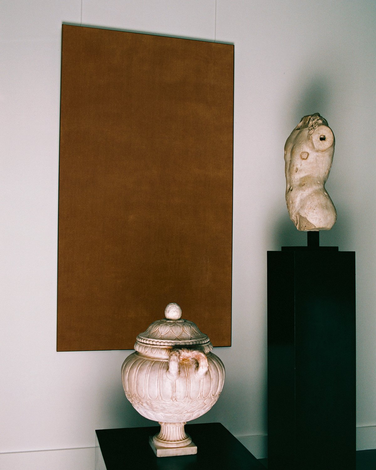 Une peinture du tapis Grand en Leo accrochée au mur derrière des sculptures à la Galerie Chenel à Paris.