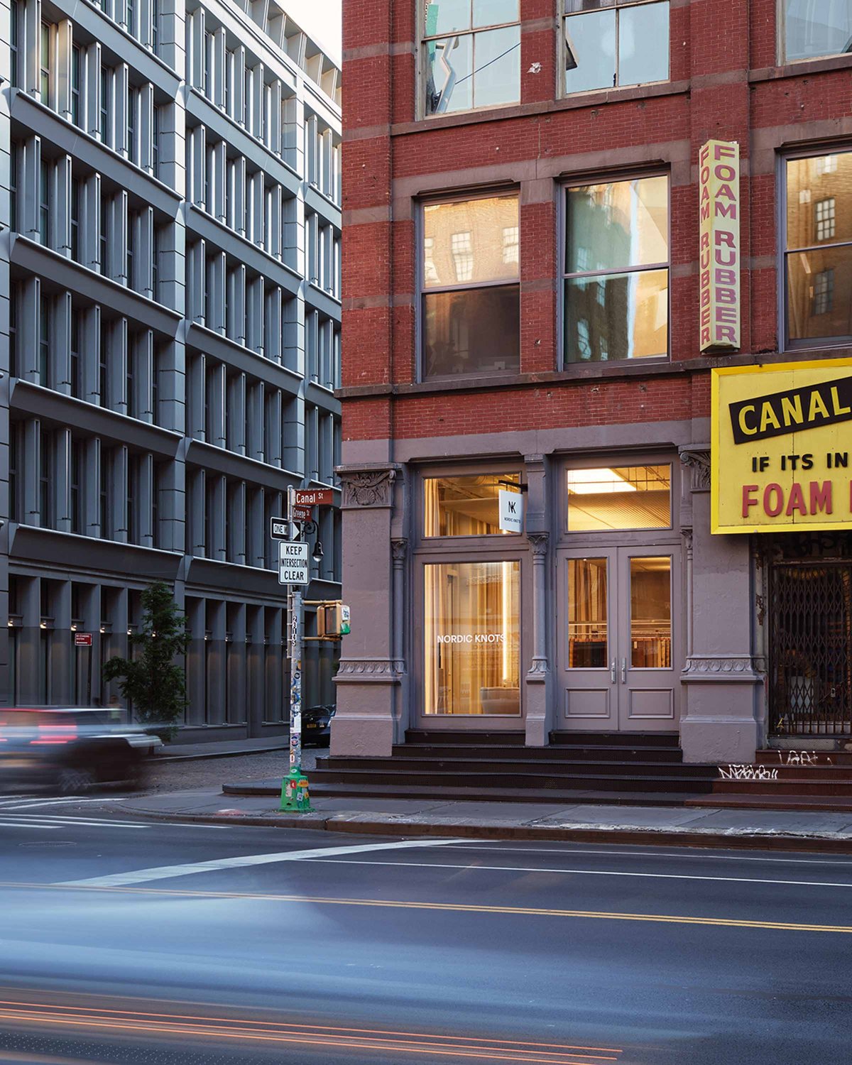 Das Nordic Knots Flagship-Geschäft in New York, von der gegenüberliegenden Straßenseite aus fotografiert.