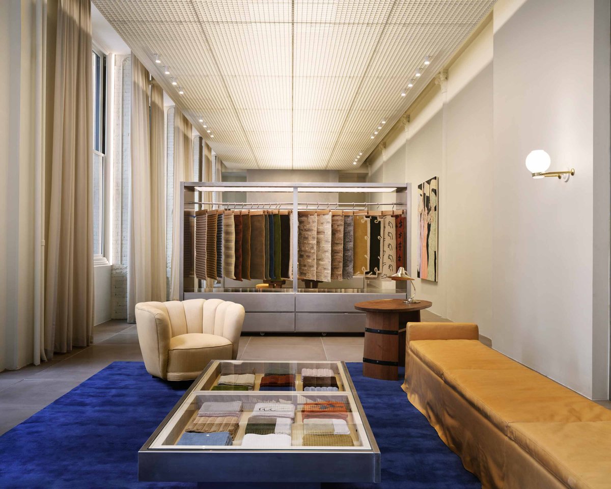 Plüschwollteppich Grand Deep Blue und Mustermaterialien, abgebildet im Flagship-Store in New York.