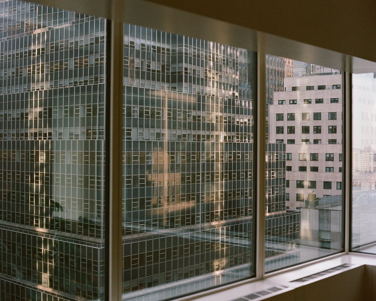 Ein Blick auf einen Wolkenkratzer in New York, USA.