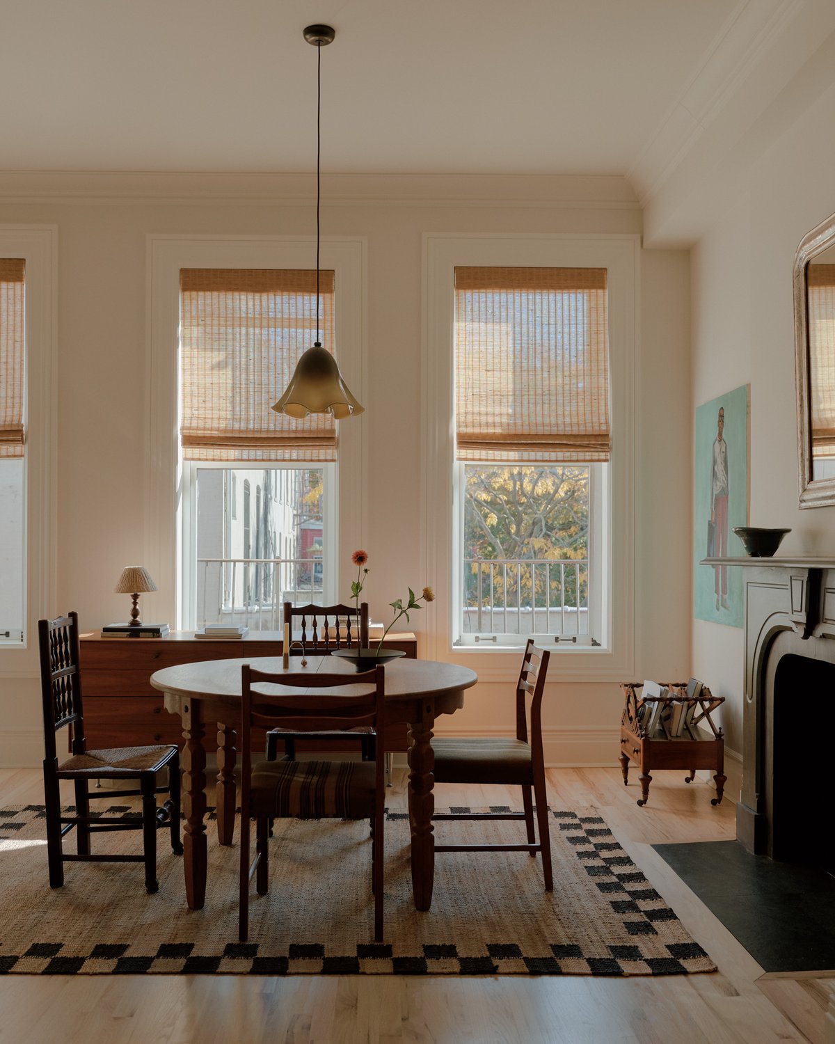 Teppich Jute Border in Black, unter einem Esstisch inszeniert, zeigt eine natürliche Jutebasis mit kontrastierendem schwarzem Rand und flachgewebter Struktur.