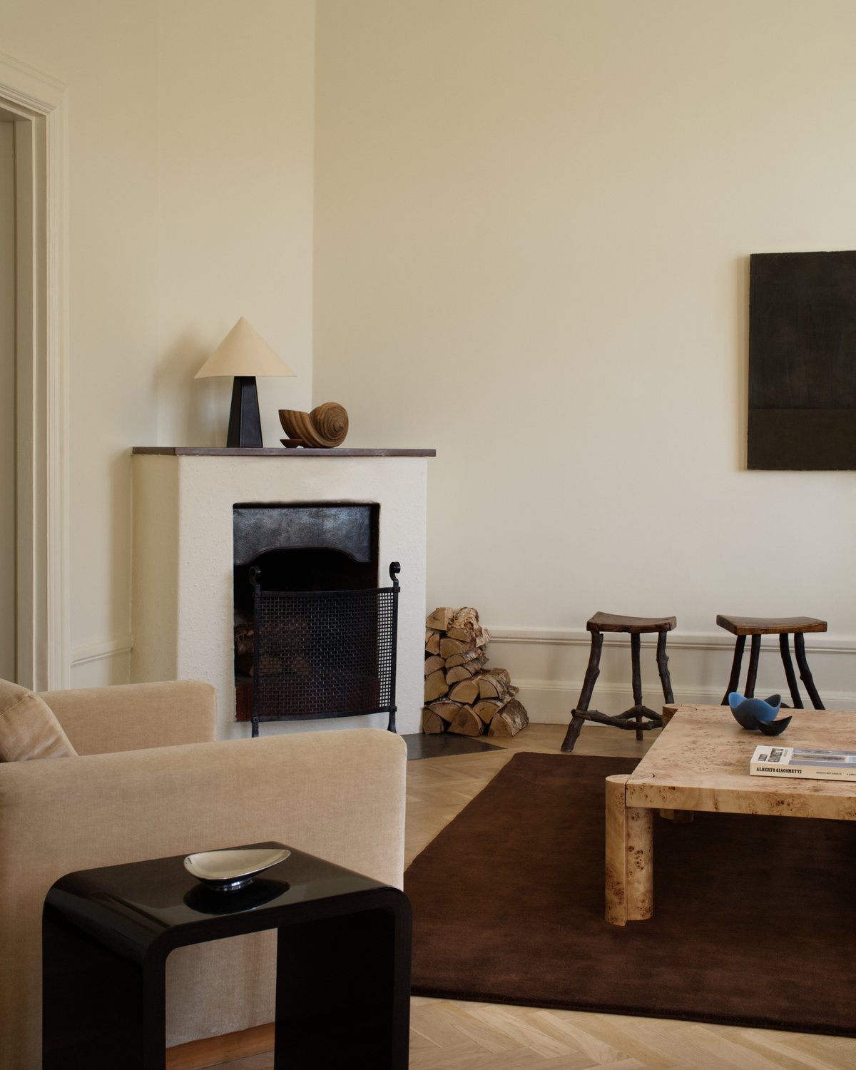 Tapis en laine moelleux Grand en couleur Walnut mis en scène dans une belle maison aux détails d’intérieur vintage.