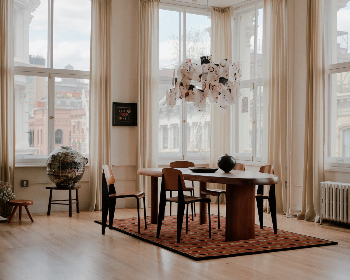 Tapis en laine moelleux Gild 02 photographié dans une salle à manger lumineuse avec de hautes fenêtres et un ensemble de table en bois.