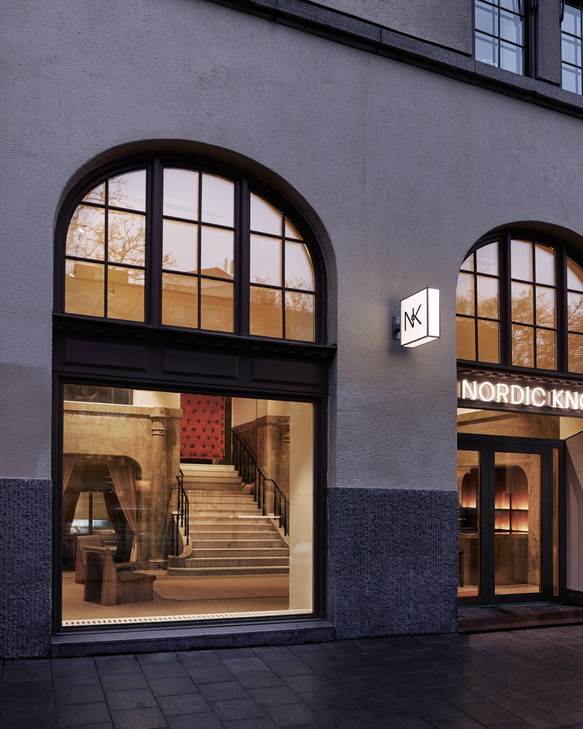 Showroom Nordic Knots vu de l’extérieur avec grandes fenêtres et enseigne avec logo.