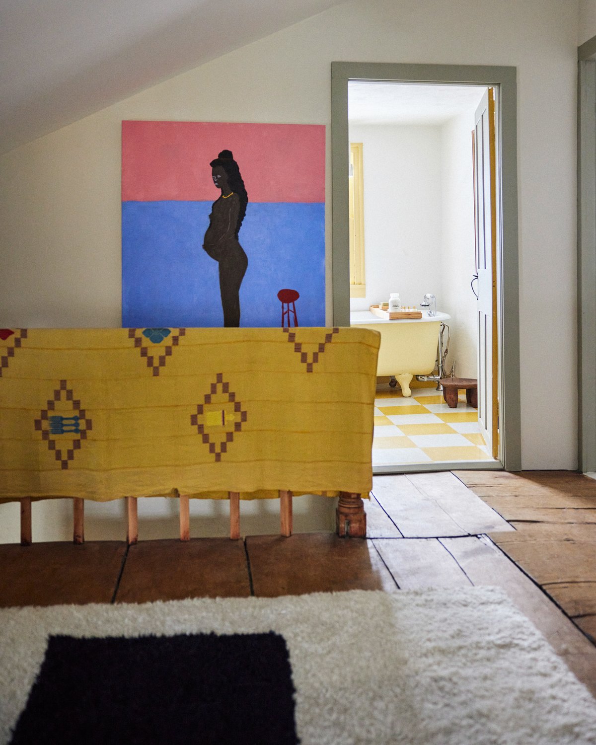 Im Zuhause von Cassi Namoda wird der Monolith 01 in Dusty White gezeigt.