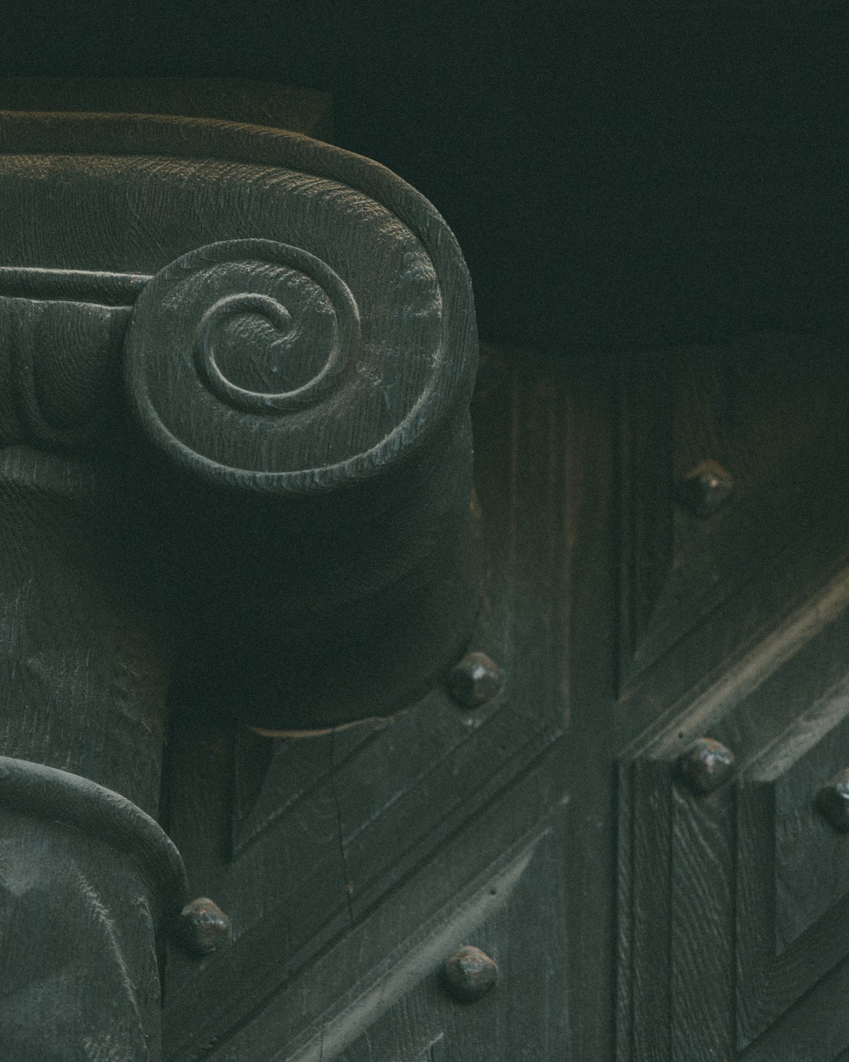 Närbild av en stenpelare.