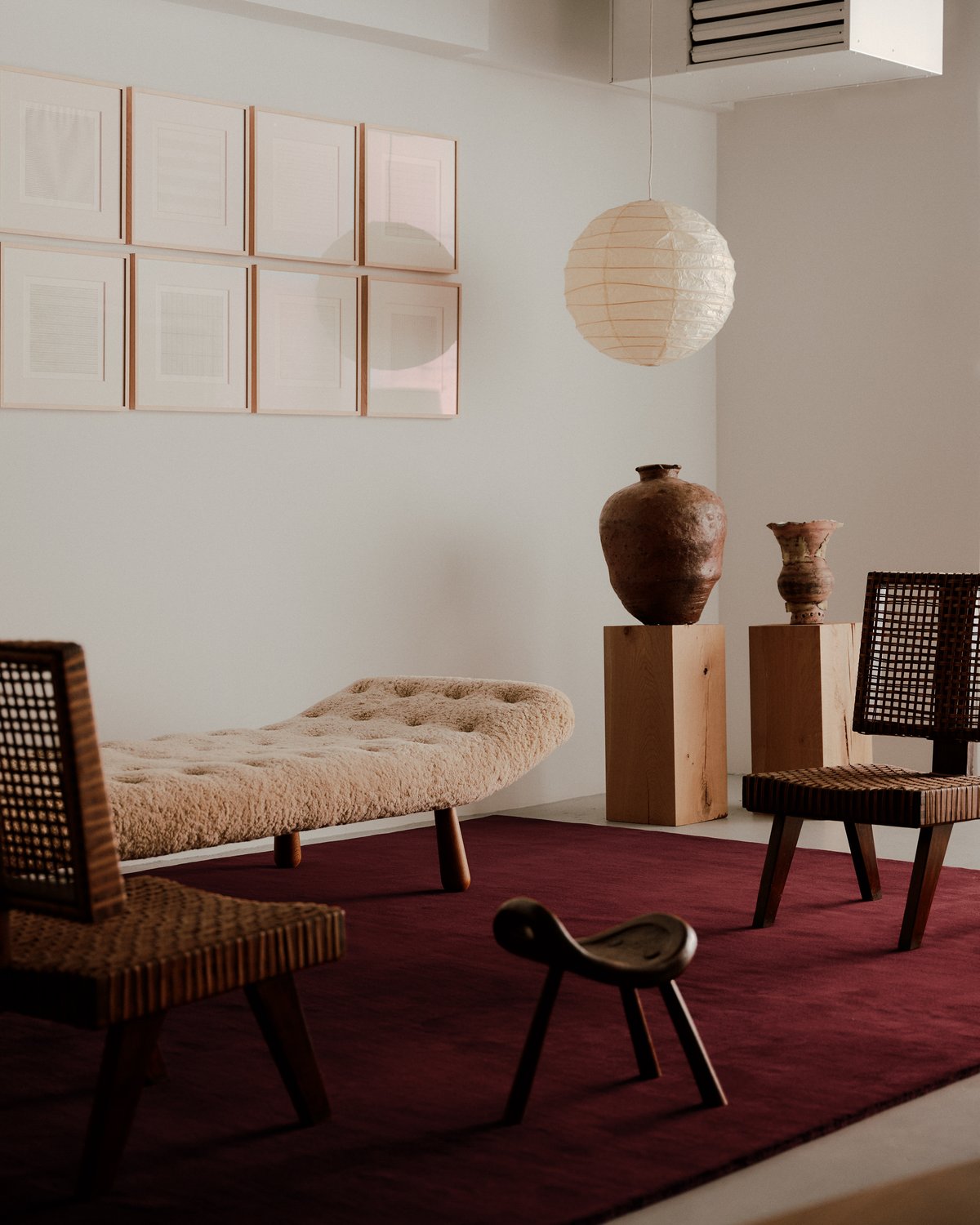 Tapis en laine moelleux Grand en Deep Wine photographié dans un salon moderne avec des détails d’aménagement intérieur en bois.